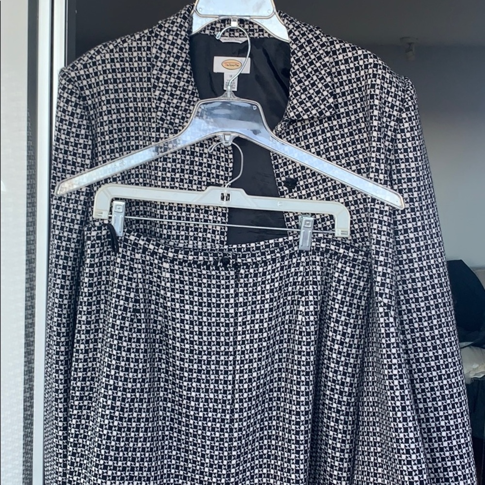 women’s skirt suit